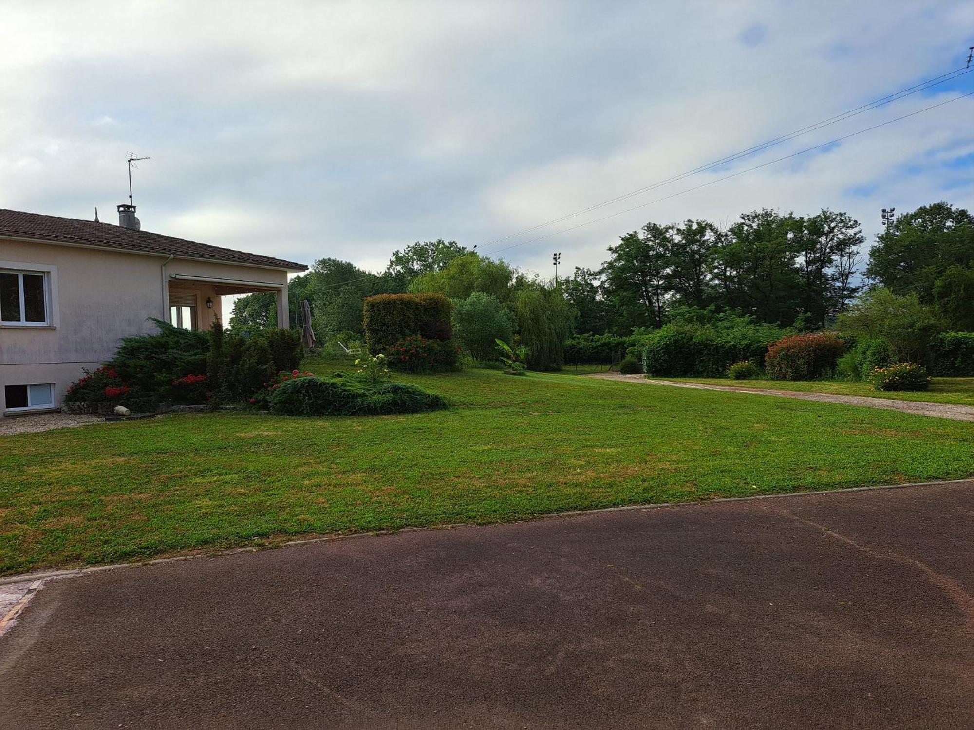 A La Source Saint-Medard-de-Guizieres Exterior foto